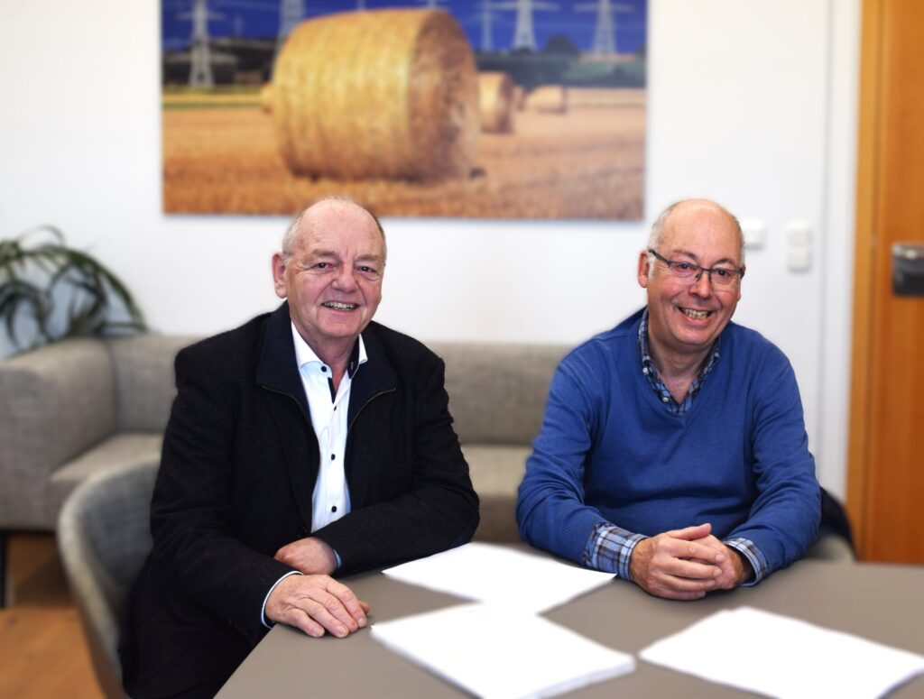 Marcus Kleiner mit Bürgermeister Max Kressierer bei der Übergabe des Unterschriftenliste und des ausformulierten Widerspruchs zum geplanten Ausbau der Tennet-Trasse durch den Finsinger Bannwald